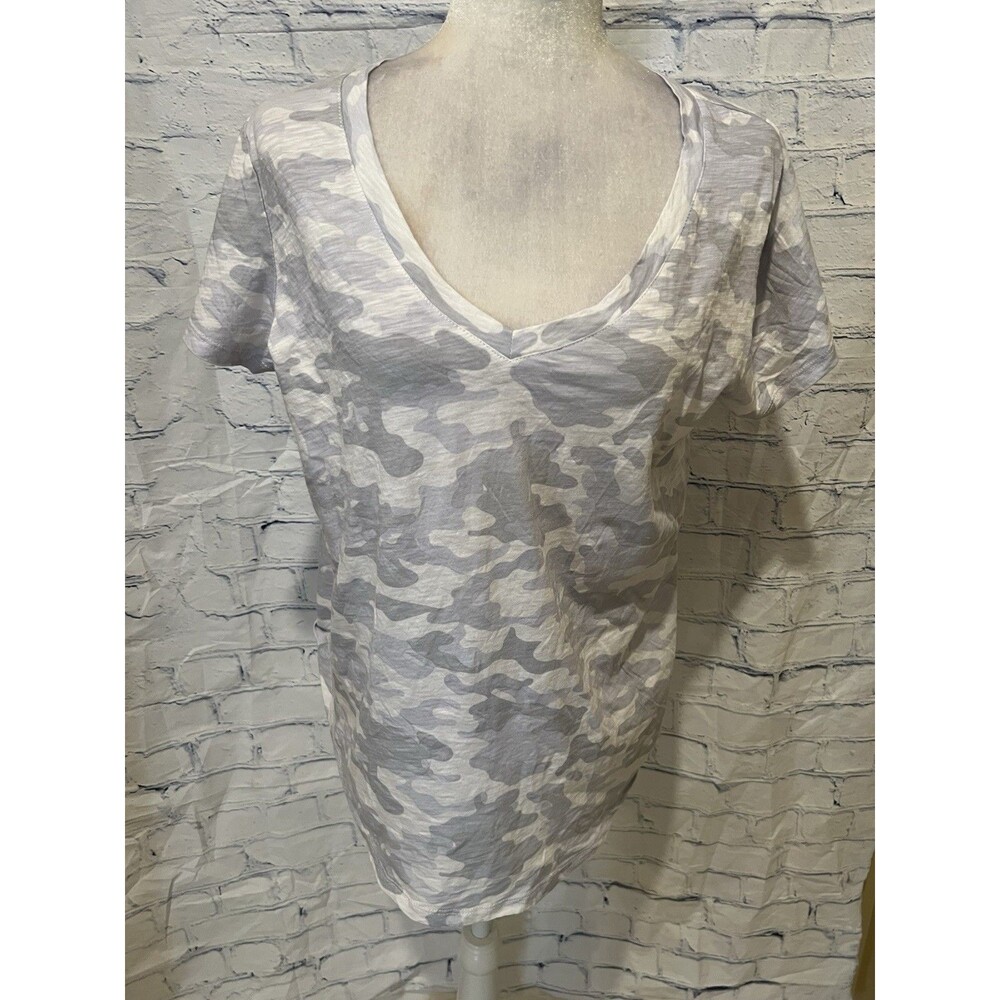 Torrid Top Size 0 Large Classic Fit Gray Camo Short Sleeve Cotton Modal V neck